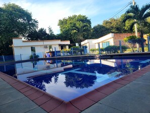 15 outdoor pools - casa gualí (Honda)