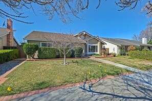 Interior - @ Marbella Lane - 4BR Home Away From Home Ldry (Fremont)
