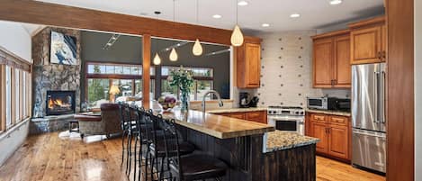 House (5 Bedrooms) | Interior