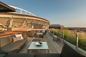 Outdoor dining - Modern Seattle Apartment next to Lumen Field + FIFA WORLD CUP (Seattle)