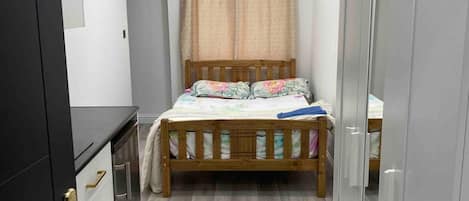 Iron/ironing board, internet, bed sheets