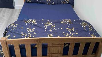 Iron/ironing board, Internet, bed sheets