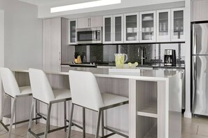 Kylskåp, mikrovågsugn, ugn och spishäll