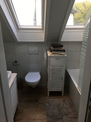 Hair dryer, towels, soap, toilet paper - Large apartment for fitters Troisdorf | 100 sqm | up to 6 pers. | balcony | parking lot (Troisdorf)