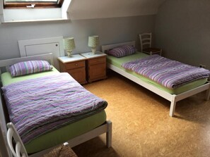 Iron/ironing board, internet, bed sheets - Large apartment for fitters Troisdorf | 100 sqm | up to 6 pers. | balcony | parking lot (Troisdorf)