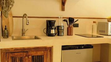 Kühlschrank, Mikrowelle, Wasserkocher mit Kaffee-/Teezubehör