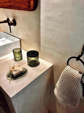 Douche, sĂšche-cheveux