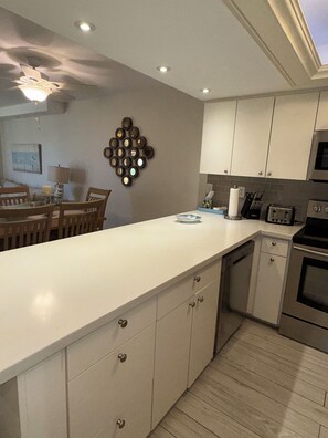 Fridge, microwave, oven, stovetop - Sea Vista 215 Oceanfront Paradise! Sleeps 8 (south padre island)