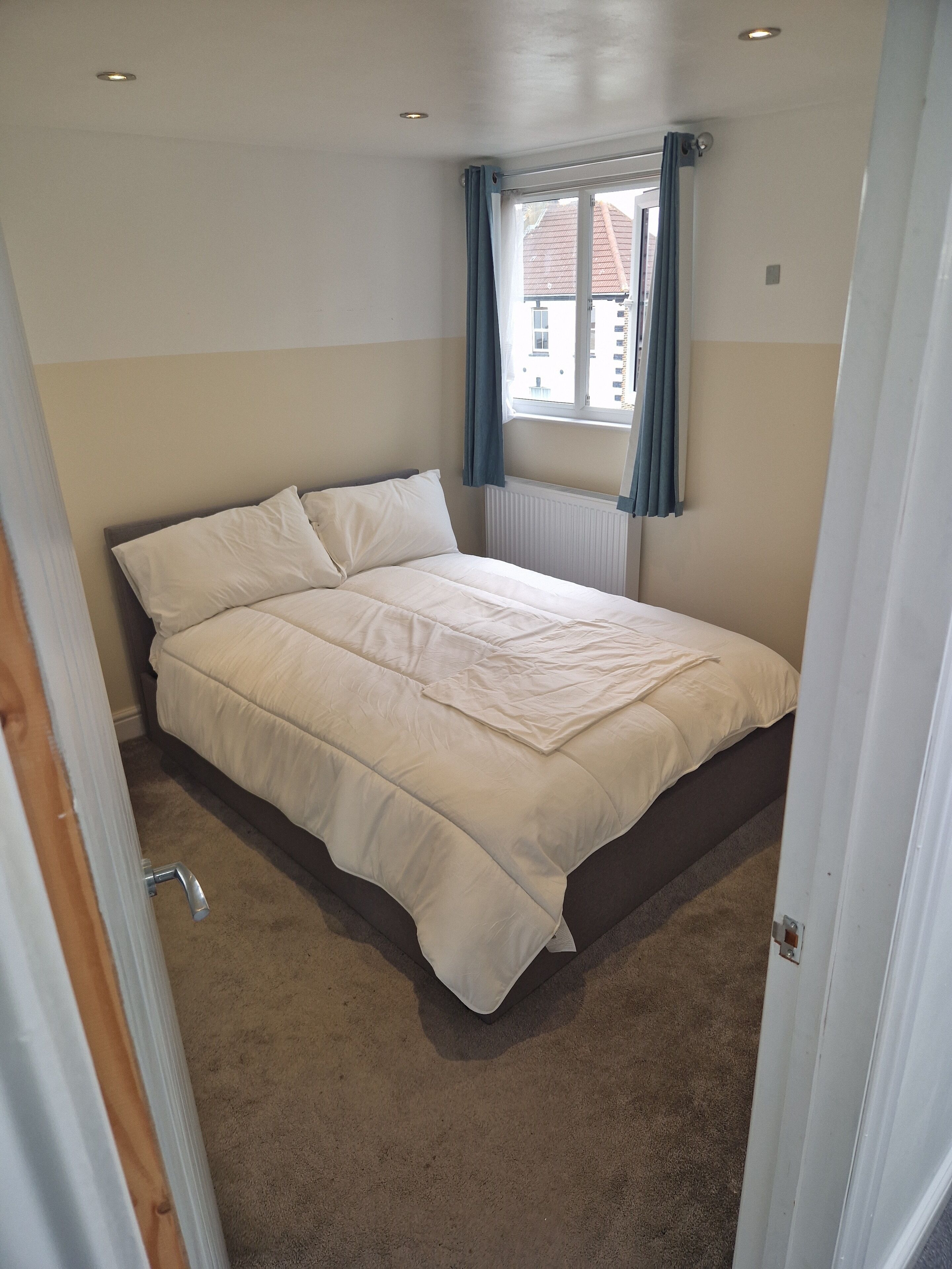 Iron/ironing board, Internet, bed sheets