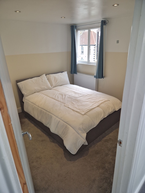 Fer et planche à repasser, accès Internet, draps fournis