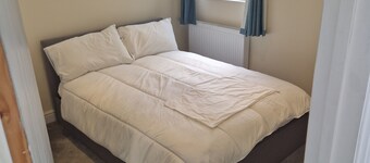 Modern 5 Bedroom House with Parking