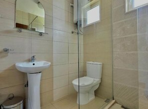 Shower, towels - Casa Mila Apartments - Studio apartment with sea view (Ulcinj)