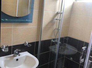 Shower, towels - Casa Mila Apartments - Studio apartment with sea view (Ulcinj)