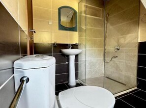 Shower, towels - Casa Mila Apartments - Studio apartment with sea view (Ulcinj)