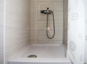 Shower, towels - Apartments Nena - Studio apartment (Ugljan)