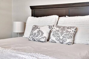 Desk, iron/ironing board, travel cot, WiFi - Saratoga Track House, Pet Friendly, Workspace (Saratoga Springs)