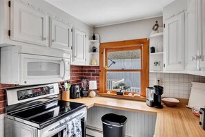 Fridge, microwave, oven, stovetop - Saratoga Track House, Pet Friendly, Workspace (Saratoga Springs)