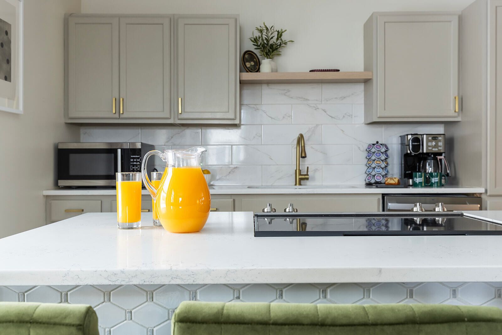 Réfrigérateur, four à micro-ondes, un four, surface de cuisson