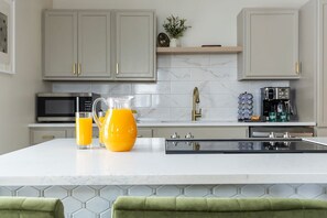 Refrigerador, microondas, horno, placa de cocina