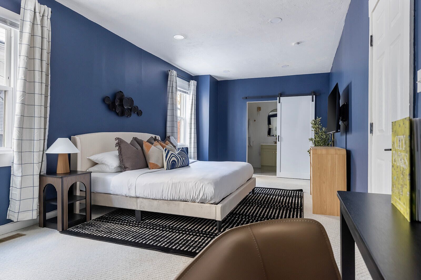 5 chambres, bureau, fer et planche à repasser, lit de bébé portatif