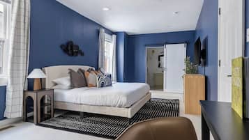 5 chambres, bureau, fer et planche à repasser, lit de bébé portatif