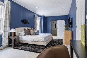 5 habitaciones, escritorio y tabla de planchar con plancha 