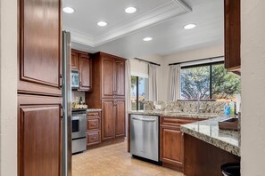 Fridge, microwave, stovetop, dishwasher - New! Beautiful Mountain-View in PGA West – 1-month Minimum Breathtaking home you’ll love to be in. (La Quinta)