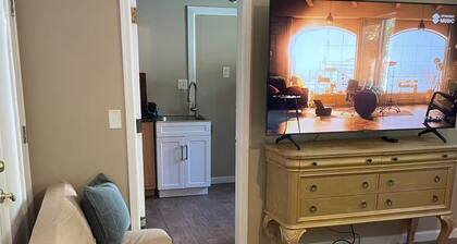 Diamond Studio Kitchen Private yard Swimming pool walk to Downtown PHX attraction