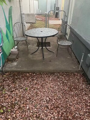 Outdoor dining - Diamond Studio Kitchen Private yard Downtown PHX (Phoenix)