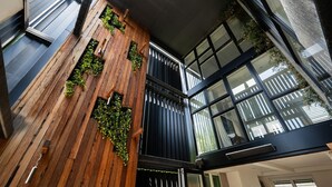 Un interior moderno con paneles de madera y jardines verticales.