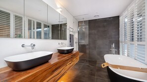Dusche, Haartrockner, Handtücher