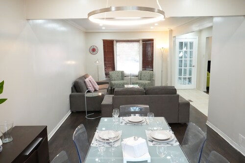 Spacious 3Bedroom House /Free Parking/Downtown Mississauga