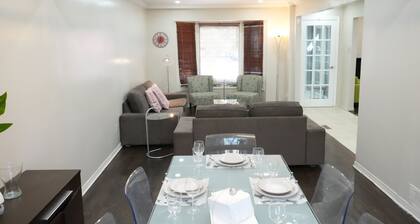 Spacious 3Bedroom House /Free Parking/Downtown Mississauga