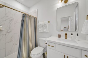 Hair dryer, towels, soap, toilet paper - Modern Heights Home Sleeps 8 Garage Near Downtown Houston (Houston)