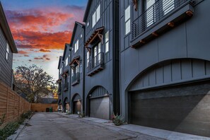 Exterior - Modern Heights Home Sleeps 8 Garage Near Downtown Houston (Houston)