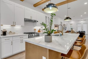 Microwave, oven, stovetop, dishwasher - Modern Heights Home Sleeps 8 Garage Near Downtown Houston (Houston)