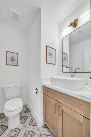 Hair dryer, towels, soap, toilet paper - Modern Heights Home Sleeps 8 Garage Near Downtown Houston (Houston)
