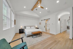 3 habitaciones, tabla de planchar con plancha, wifi y ropa de cama 