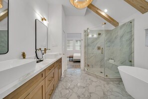 Hair dryer, towels, soap, toilet paper - Modern Heights Home Sleeps 8 Garage Near Downtown Houston (Houston)