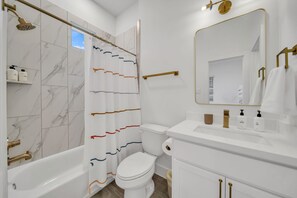 Hair dryer, towels, soap, toilet paper - Modern Heights Home Sleeps 8 Garage Near Downtown Houston (Houston)