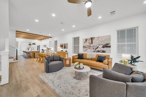 TV - Modern Heights Home Sleeps 8 Garage Near Downtown Houston (Houston)