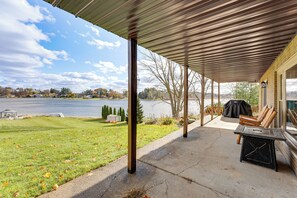 Terrace/patio - Private Beach, 3,000 Sq Ft: Murray Lake Retreat! (Lowell)