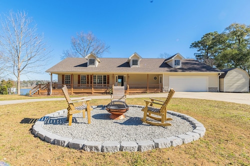 Private Dock & Hot Tub: Lakefront Eufaula Escape