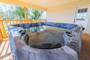 Outdoor spa tub - Private Dock & Hot Tub: Lakefront Eufaula Escape (Eufaula)