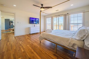 4 bedrooms, iron/ironing board, travel cot, Internet - Private Dock & Hot Tub: Lakefront Eufaula Escape (Eufaula)