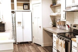 Fridge, microwave, oven, stovetop - Gate City Guesthouse Entire Triplex (Pocatello)