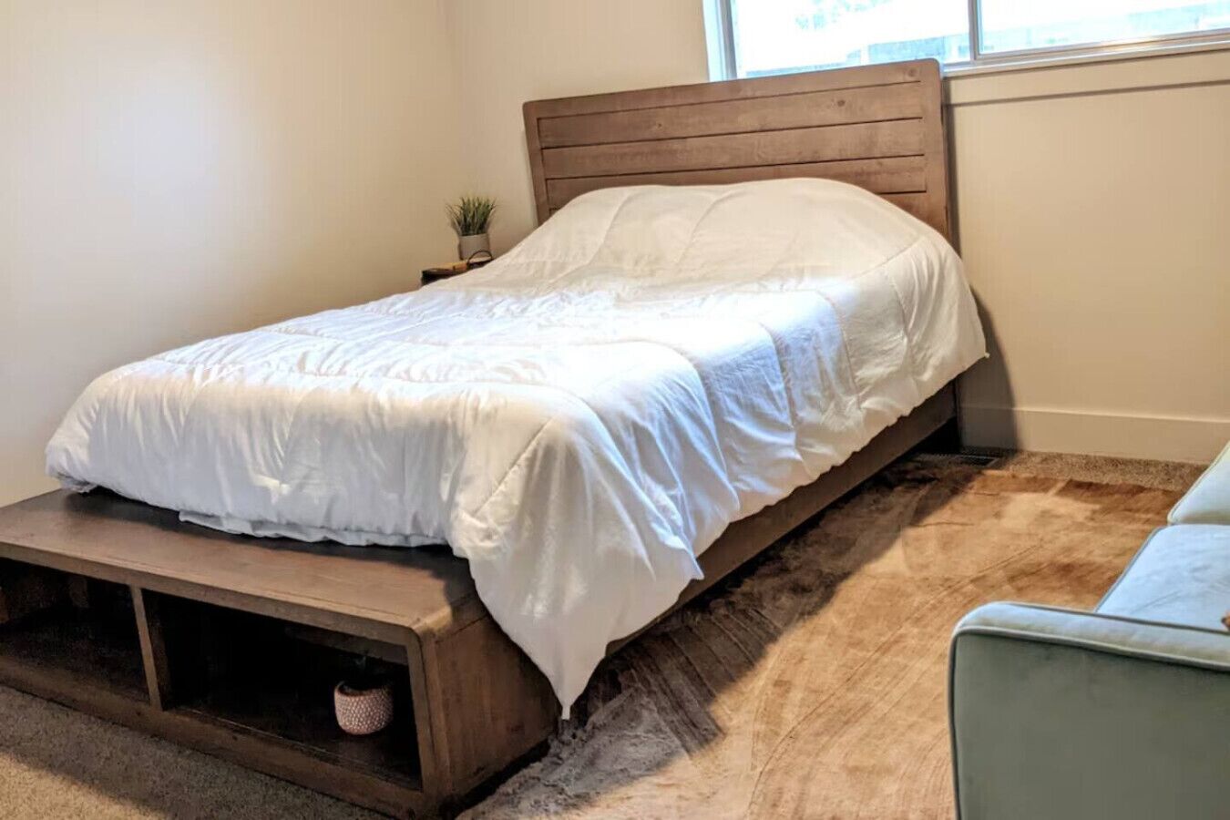 Desk, iron/ironing board, travel crib, WiFi