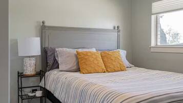 7 bedrooms, desk, iron/ironing board, travel cot