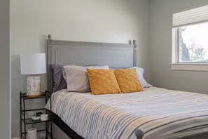 7 bedrooms, desk, iron/ironing board, travel cot - Gate City Guesthouse Entire Triplex (Pocatello)