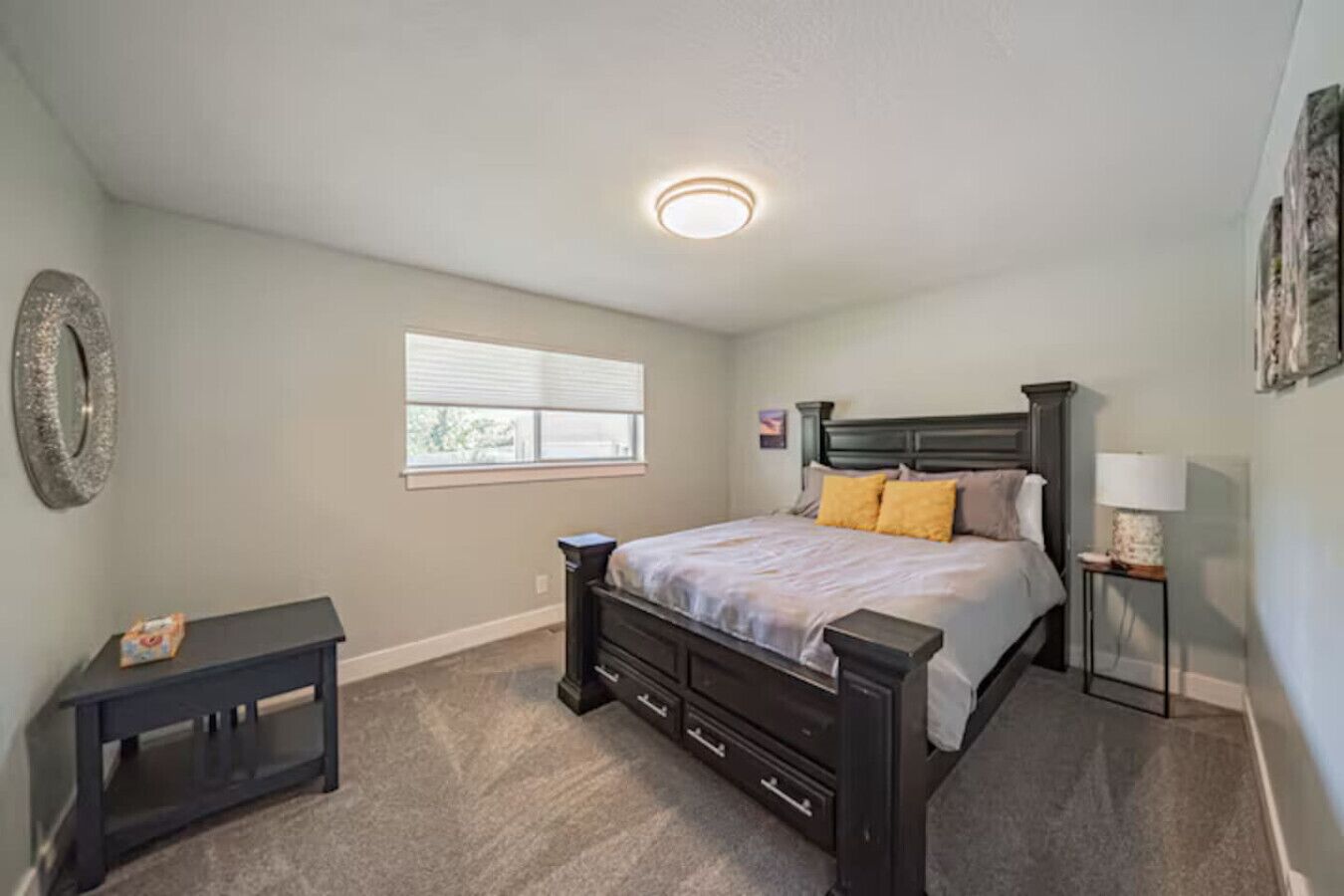 3 sovrum, skrivbord, strykjärn/strykbräda och resesäng